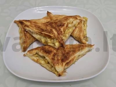 Sluoksniuota bandelė su karamelizuotais obuoliais pagrindine nuotrauka