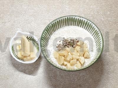 Avižinė košė su bananais ir sėklų asorti pagrindine nuotrauka