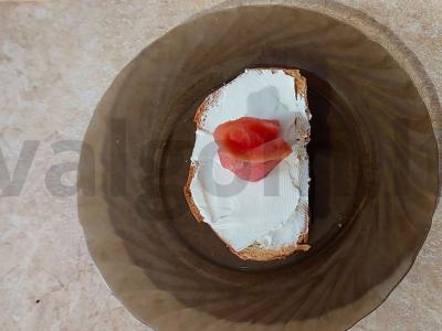 Sumuštinis su agurkais ir raudona žuvimi Žingsnis 3