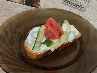 Sumuštinis su agurkais ir raudona žuvimi pagrindine nuotrauka