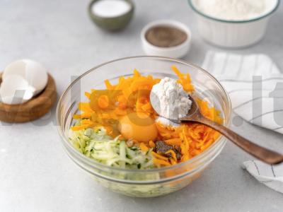 Cukinijų ir moliūgų blynai su padažu Žingsnis 2