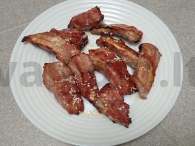 Kepti kiaulienos šonkauliai medaus marinate pagrindine nuotrauka