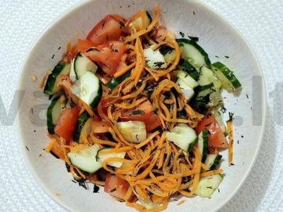 Aštrus salotas su korėjietiška morkų ir daržovėmis pagrindine nuotrauka