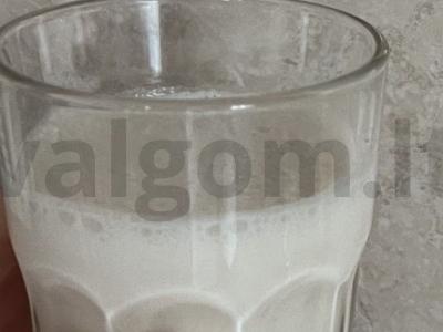 Pieno kokteilis su bananais ir ledais pagrindine nuotrauka