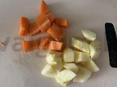 Sultys su obuolių sultimis, morkomis, obuoliu ir imbieru Žingsnis 1