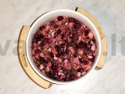 Salotos su daržovėmis, silke ir chuka dumbliais pagrindine nuotrauka