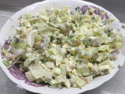 Salotas su karbonaidu, sūriu ir agurku pagrindine nuotrauka