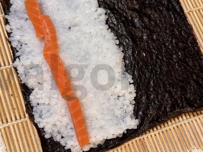 Rulonai su upėtakiu ir šviežiu agurku Žingsnis 2