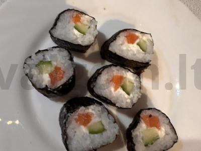 Rulonai su upėtakiu ir šviežiu agurku Žingsnis 4