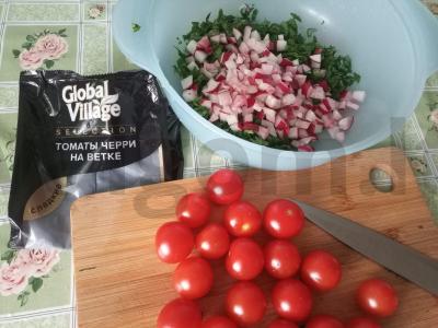 Vyšnių pomidorų ir ridikėlių salotas Žingsnis 2