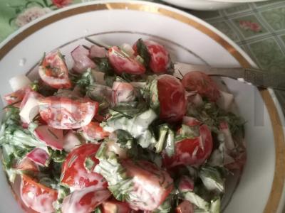 Vyšnių pomidorų ir ridikėlių salotas pagrindine nuotrauka