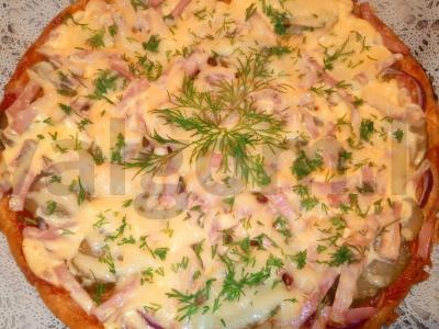 Skani pica keptuvėje iš grietinės ir majonezo pagrindo pagrindine nuotrauka