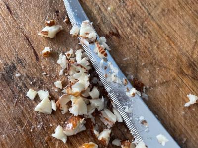 Salotas „Naujiena“ su migdolais Žingsnis 3