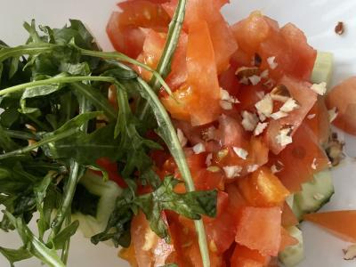 Salotas „Naujiena“ su migdolais Žingsnis 4