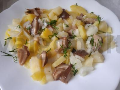 Bulvių salotos su marinuotais grybais pagrindine nuotrauka