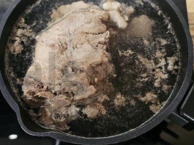 Šalti su kiaulienos kaulu ir žaliu svogūnu Žingsnis 1