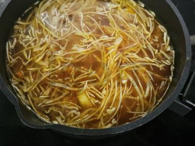 Šalti su kiaulienos kaulu ir žaliu svogūnu Žingsnis 6