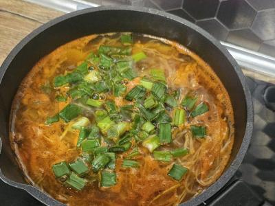 Šalti su kiaulienos kaulu ir žaliu svogūnu Žingsnis 8