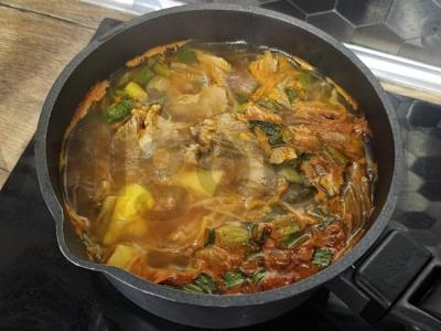 Šalti su kiaulienos kaulu ir žaliu svogūnu Žingsnis 9