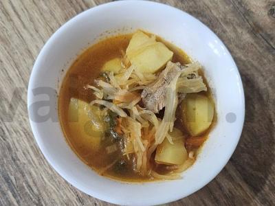 Šalti su kiaulienos kaulu ir žaliu svogūnu pagrindine nuotrauka