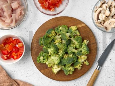 Vištiena su daržovėmis sūrio padaže Žingsnis 1