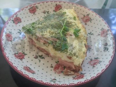 Omletas su virtomis dešromis pusryčiams pagrindine nuotrauka