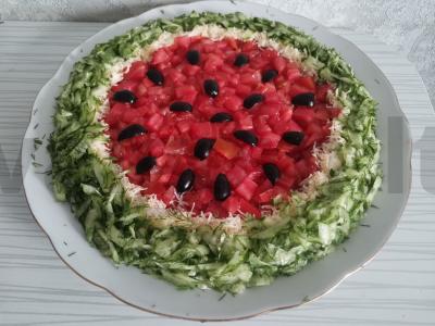 Salotas „Arbūzo skiltelė“ pagrindine nuotrauka