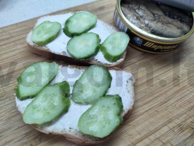 Skrebučiai su šprotų ir šviežiu agurku Žingsnis 2