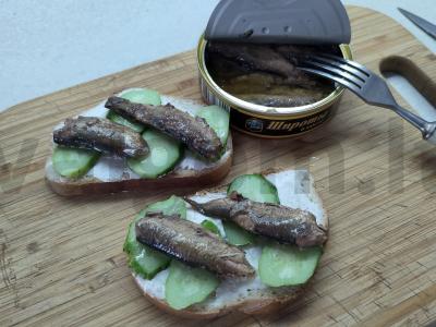 Skrebučiai su šprotų ir šviežiu agurku Žingsnis 3