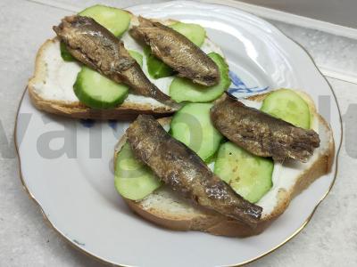 Skrebučiai su šprotų ir šviežiu agurku pagrindine nuotrauka
