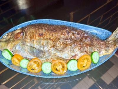 Įdarytas karpis su daržovėmis skaniame marinate pagrindine nuotrauka