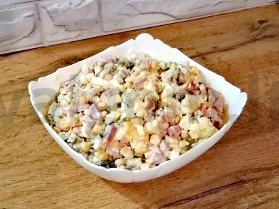 Salotos su kukurūzais ir dešrelėmis pagrindine nuotrauka