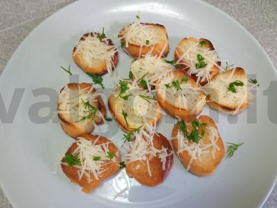 Skrebučiai su česnaku ir parmezanu pagrindine nuotrauka