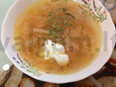 Jaunųjų kopūstų šči vištienos sultinyje pagrindine nuotrauka