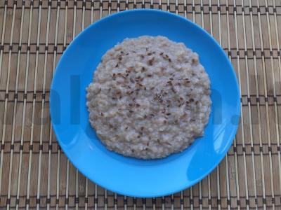 Kviečių košė su pienu ir linų sėmenimis pagrindine nuotrauka