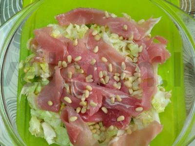 Ledinis salotas su parmezanu, bekonu ir pušų riešutais Žingsnis 3