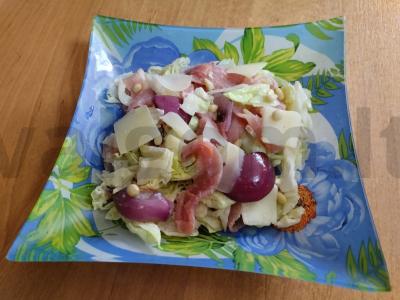 Ledinis salotas su parmezanu, bekonu ir pušų riešutais pagrindine nuotrauka