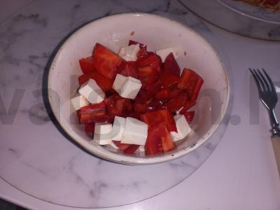 Lengvas salotas su feta sūriu pagrindine nuotrauka