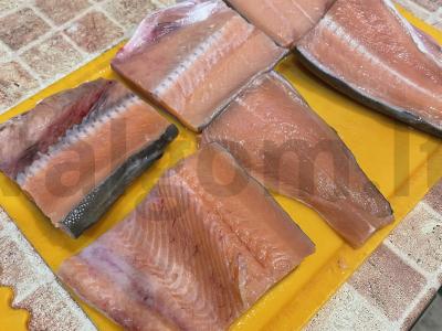 Kepta lašiša miltuose skaniam vakarienei Žingsnis 1