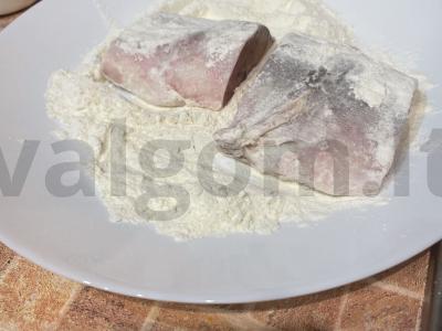 Kepta lašiša miltuose skaniam vakarienei Žingsnis 4