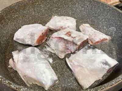 Kepta lašiša miltuose skaniam vakarienei Žingsnis 5