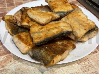 Kepta lašiša miltuose skaniam vakarienei pagrindine nuotrauka