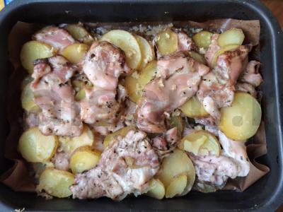 Bulvės su vištienos filė ir itališkais prieskoniais pagrindine nuotrauka