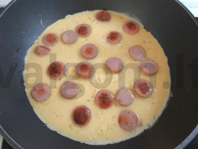 Omletas su dešrelėmis pusryčiams Žingsnis 4