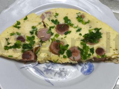 Omletas su dešrelėmis pusryčiams pagrindine nuotrauka