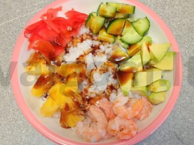 Poke su krevetėmis, konservuotais ananasais ir avokadu pagrindine nuotrauka