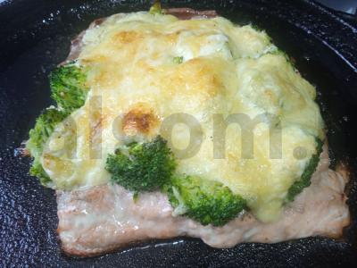 Rožinė lašiša su brokoliais po sūriu Žingsnis 4