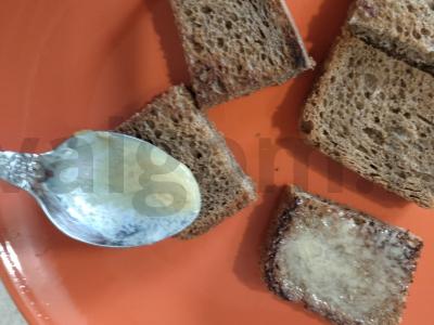 Kanarė „Laiveliai“ su obuoliu ir silke ant juodos duonos Žingsnis 3