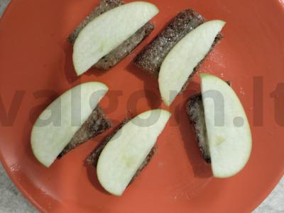 Kanarė „Laiveliai“ su obuoliu ir silke ant juodos duonos Žingsnis 4