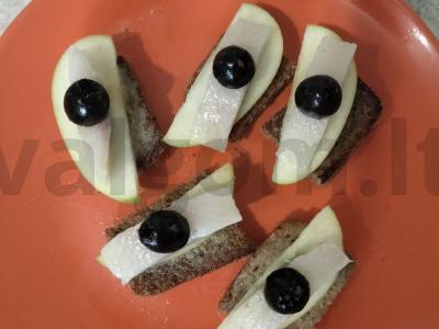 Kanarė „Laiveliai“ su obuoliu ir silke ant juodos duonos Žingsnis 5